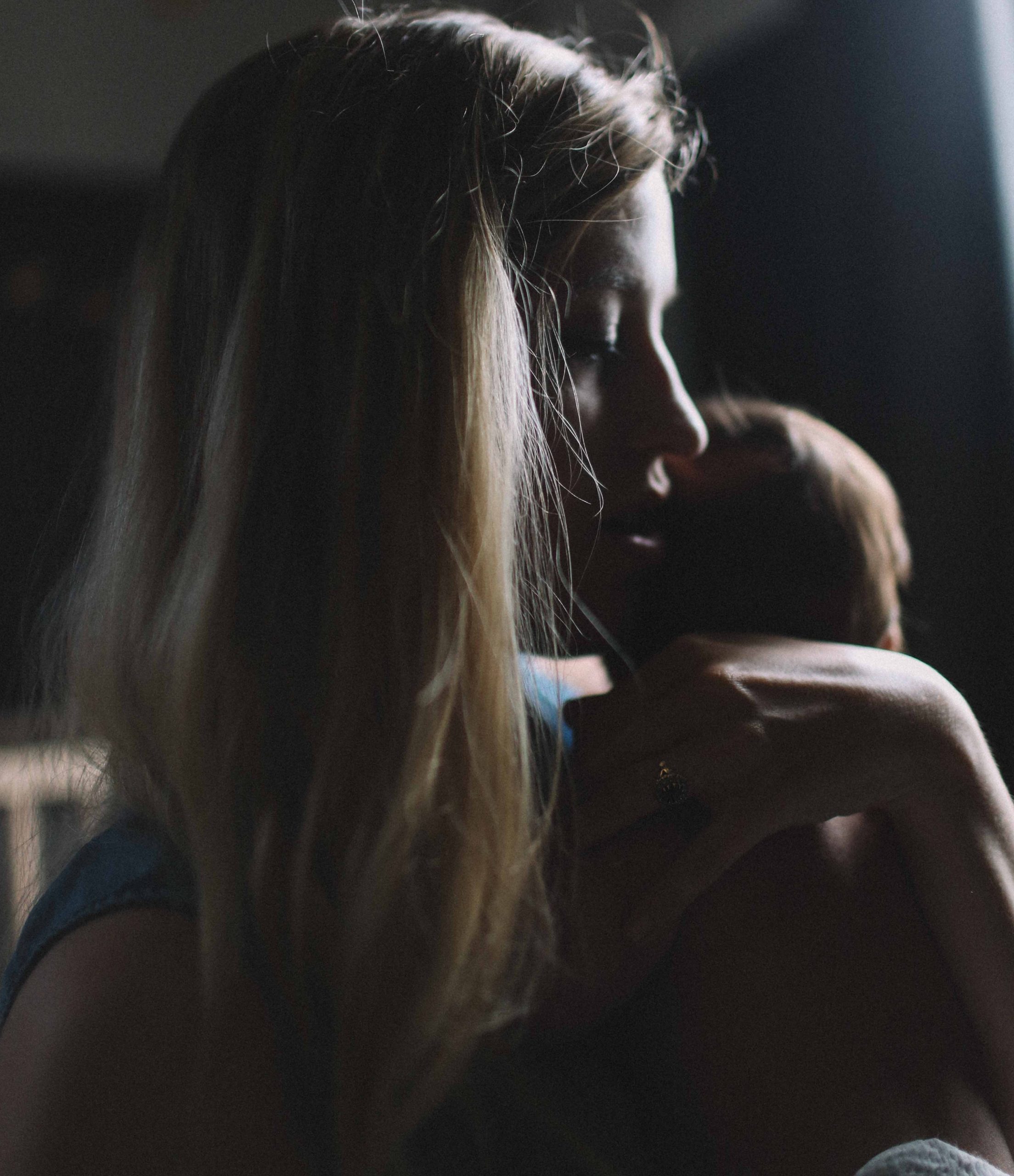 אובססיה אימהית לאחר לידה – הנורמה או הפרעה פסיכיאטרית?